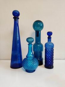 carafe bleu foncé avec bouchon rond