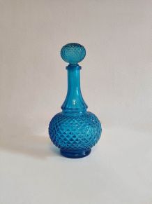 carafe bleu clair avec bouchon en verre ciselé