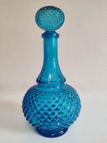 carafe bleu clair avec bouchon en verre ciselé