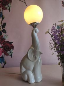 Lampe éléphant avec globe