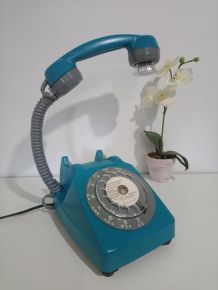 Téléphone vintage 70's recyclé en lampe à poser