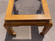 Table en bois avec plateau en verre