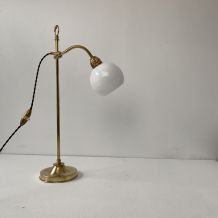 ANCIENNE LAMPE DE BUREAU MONTE ET BAISSE LAITON ET OPALINE V