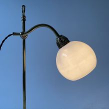 ANCIENNE LAMPE DE BUREAU MONTE ET BAISSE LAITON ET OPALINE V