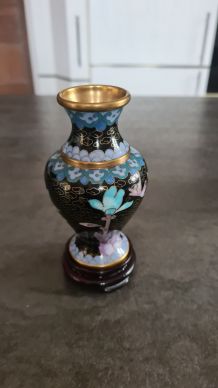 Petit vase "cloisonné fait en chine multicolore  socle bois
