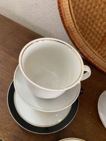 5 tasses dépareillées en blanc, noir et doré.