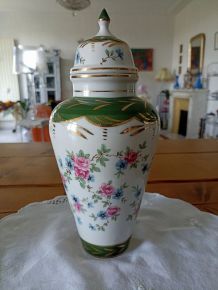 Vase couvert ou potiche en porcelaine polychrome 