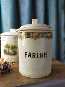 Trois pots à épices dépareillés