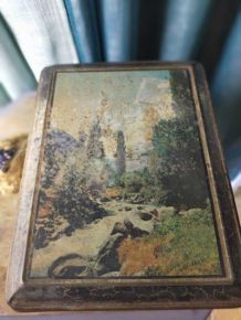 Deux boîtes en métal décorées