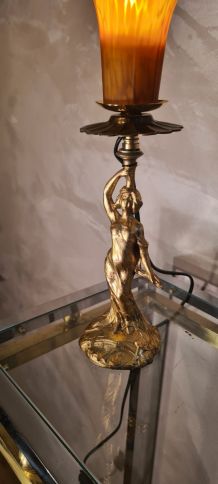 lampe art deco   personnage  drapé en regule doré  34x12 sig