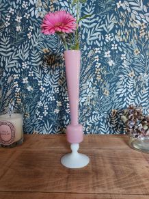 Vase solifleur opaline rose poudrée