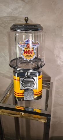 Distributeur chewing gum et bonbon en acier. Style vintage, 