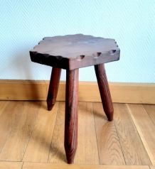 Tabouret tripode brutaliste pieds crayons 