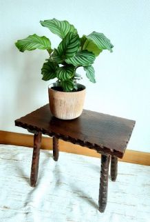 Table basse brutaliste pieds crayons vintage 