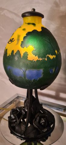 lampe fer forgé  avec superbe abat jour Emile Galle art nouv