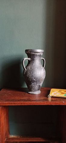 Grande cruche de poterie noire de Marginea