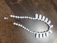 Collier perles blanches, acrylique, fermoir ressort rallonge