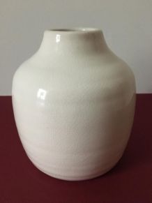 Vase en porcelaine blanche créé par Juan di Novita