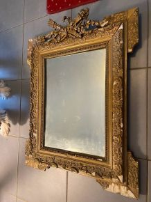 Miroir doré XIXème fronton en faisceaux, glace au mercure