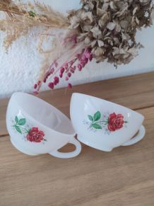 Tasses à café vintage au motif rose rouge en Arcopal France