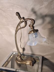 lampe bronze   art nouveau ,art deco  ,avec tulipe opalissan