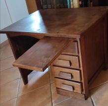 Bureau vintage en bon état en bois. 