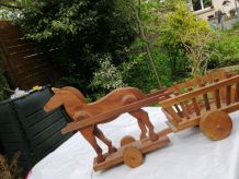 petit cheval en bois tirant une charrette objet artisanat 