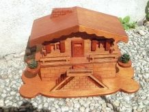 tirelire chalet  en bois , vintage