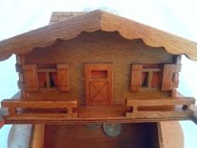 tirelire chalet  en bois , vintage