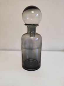 carafe en verre gris avec bouchon