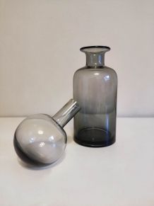 carafe en verre gris avec bouchon