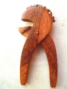 casse noix, noisettes  en bois , vintage