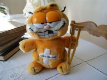 Peluche chat Garfield  bléssé béquilles 1981