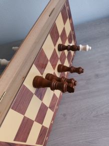 Jeu d'échecs fait main en bois d'olivier (échiquier plat) – French Man's  Cave : Beaux objets pour hommes