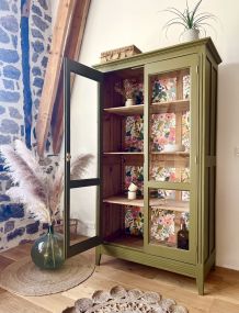 Armoire vitrine parisienne 