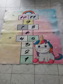 TRES BEAU TAPIS CHAMBRE D'ENFANT , TAPIS DE MARELLE LICORNE 