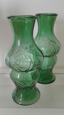 Paire de grands vases en verre moulé