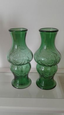 Paire de grands vases en verre moulé