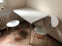 Table à rallonge avec tiroir et ses deux chaises Formica
