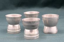 Ensemble Vintage de 4 coquetiers Diabolo en aluminium gravé