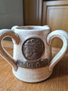 Chope à bière Charles Quint Grès 4 anses.Parfait état. Livra