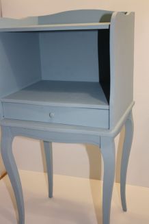 Chevet bleu classique avec un tiroir