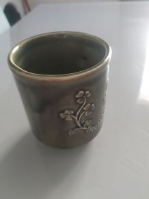 Mug Irlandais vert olive Knock Pottery