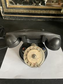 Charmant téléphone à cadran bakélite noire mat avec sonnette
