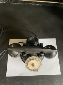 Charmant téléphone à cadran bakélite noire mat avec sonnette