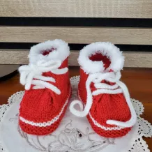 Chaussons baskets Rouge en laine  layette, tricot fait main 