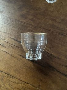 9 verres au liseré doré vintage.