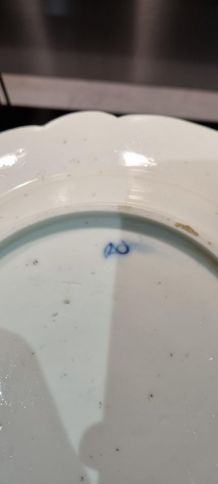 Rare assiette creuse en porcelaine de Chantilly