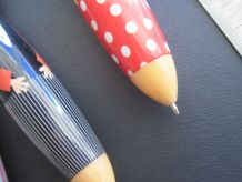 jolies stylos à bille en forme d enfant  écriture bleu
