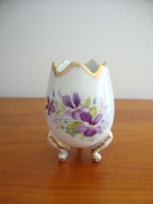 Vase oeuf tripode en porcelaine d'art  